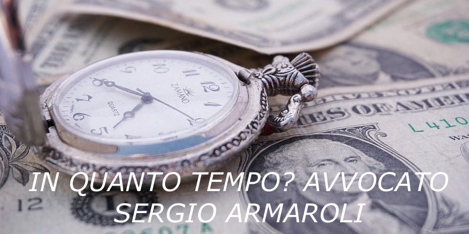 Responsabilita' del vettore - Trasporto di persone - Presunzione di responsabilità ex art. 1681 c.c. a carico del vettore per i danni al viaggiatore - Necessità di dimostrare il nesso causale tra il sinistro occorso al viaggiatore medesimo e l'attività del vettore - Sinistro attribuibile al fatto di un terzo viaggiatore - Non operatività della presunzione de qua - Mancanza di una colpa in capo al vettore - Viaggiatore danneggiato dal trasporto - Onere di provare il nesso causale tra l'evento dannoso ed il trasporto stesso - Incidentiriconducibili al trasporto - Vettore - Esclusione della sua responsabilità - Prova che l'evento lesivo rappresenta un fatto imprevedibile e non evitabile con la normale diligenza - Fattispecie - Accertata responsabilità della parte convenuta, ovvero del conducente dell'autobus - Danni riportati dall'attrice - Apertura degli sportelli per la discesa prima ancora che l'autobus fosse completamente fermo - Doppia brusca frenata - Attrice ancorata agli appositi sportelli - Caduta della stessa sui gradini di discesa del mezzo Responsabilita' del vettore - Trasporto di persone - Presunzione di responsabilità ex art. 1681 c.c. a carico del vettore per i danni al viaggiatore - Necessità di dimostrare il nesso causale tra il sinistro occorso al viaggiatore medesimo e l'attività del vettore - Sinistro attribuibile al fatto di un terzo viaggiatore - Non operatività della presunzione de qua - Mancanza di una colpa in capo al vettore - Viaggiatore danneggiato dal trasporto - Onere di provare il nesso causale tra l'evento dannoso ed il trasporto stesso - Incidentiriconducibili al trasporto - Vettore - Esclusione della sua responsabilità - Prova che l'evento lesivo rappresenta un fatto imprevedibile e non evitabile con la normale diligenza - Fattispecie - Accertata responsabilità della parte convenuta, ovvero del conducente dell'autobus - Danni riportati dall'attrice - Apertura degli sportelli per la discesa prima ancora che l'autobus fosse completamente fermo - Doppia brusca frenata - Attrice ancorata agli appositi sportelli - Caduta della stessa sui gradini di discesa del mezzo